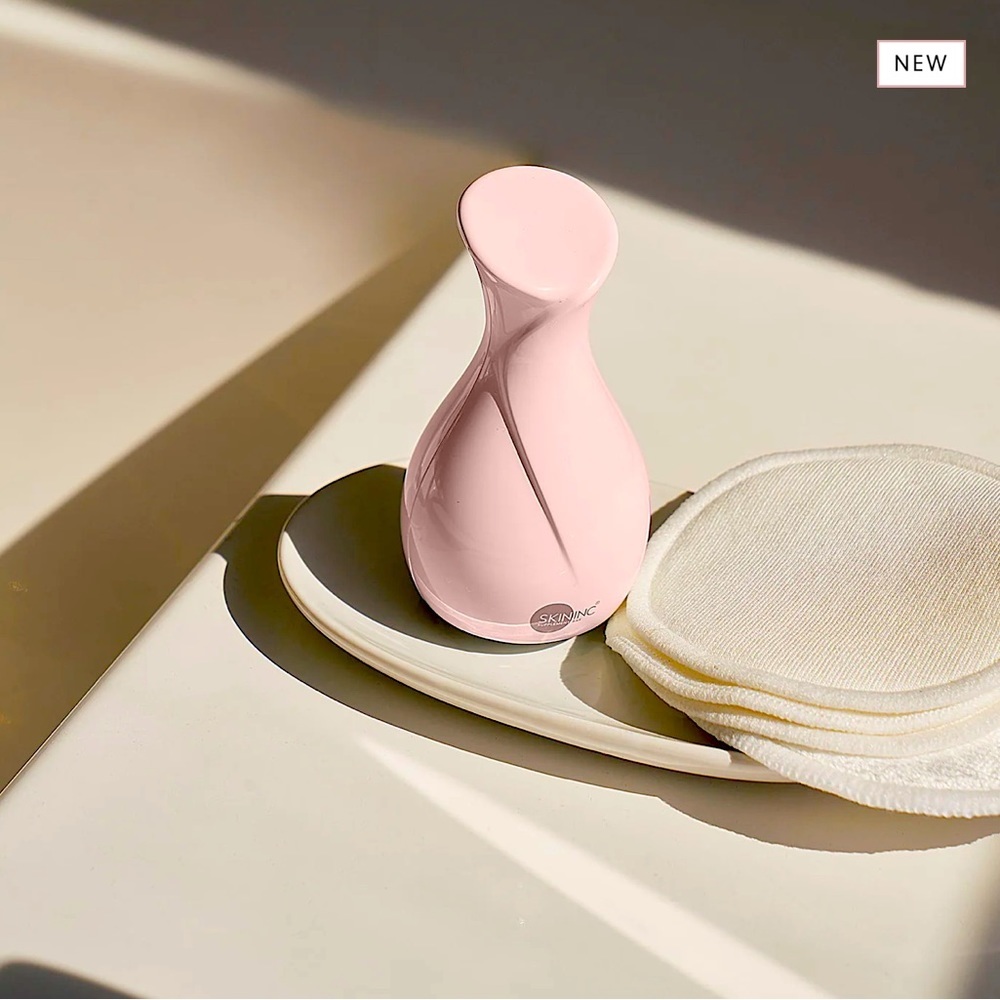 Skin Inc Cryo-Ice Sake Roller (Blush Edition)